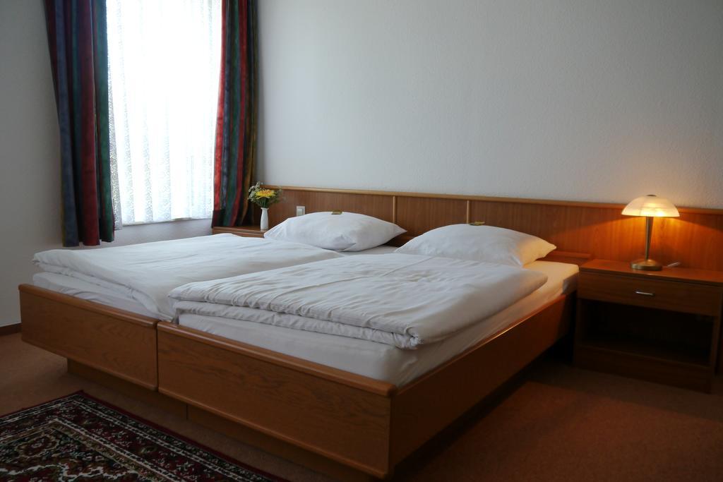 Erbenholz Hotel Laatzen Bagian luar foto